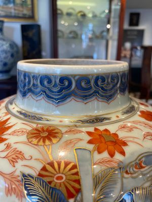 A pair of fine Chinese Imari-style vases and covers with narrative design, Kangxi — 照片 6