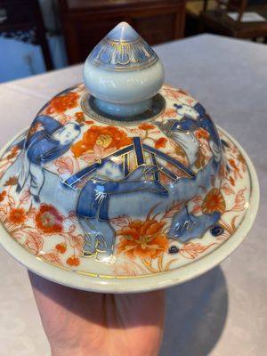 A pair of fine Chinese Imari-style vases and covers with narrative design, Kangxi — 照片 8