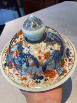 A pair of fine Chinese Imari-style vases and covers with narrative design, Kangxi — 照片 10