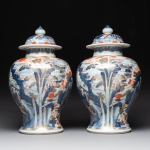 A pair of fine Chinese Imari-style vases and covers with narrative design, Kangxi — 照片 2