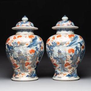 A pair of fine Chinese Imari-style vases and covers with narrative design, Kangxi — 照片 4
