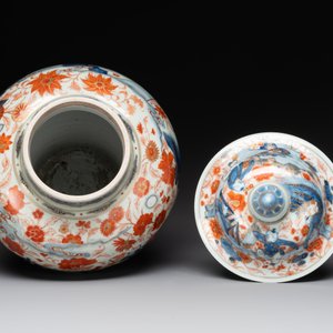A pair of fine Chinese Imari-style vases and covers with narrative design, Kangxi — 照片 5