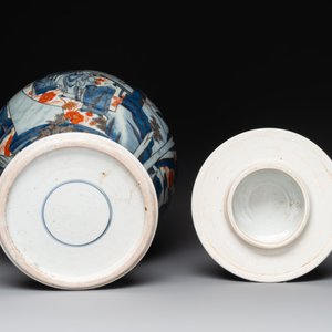 A pair of fine Chinese Imari-style vases and covers with narrative design, Kangxi — 照片 6