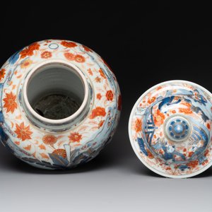 A pair of fine Chinese Imari-style vases and covers with narrative design, Kangxi — 照片 7