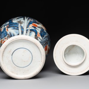 A pair of fine Chinese Imari-style vases and covers with narrative design, Kangxi — 照片 8