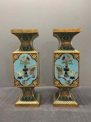 A pair of fine Chinese rectangular cloisonné 'antiquities' 'gu' vases, 19/20th C. — photo 3