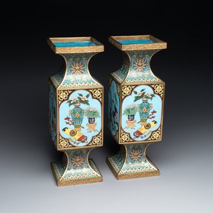 A pair of fine Chinese rectangular cloisonné 'antiquities' 'gu' vases, 19/20th C. — photo 1