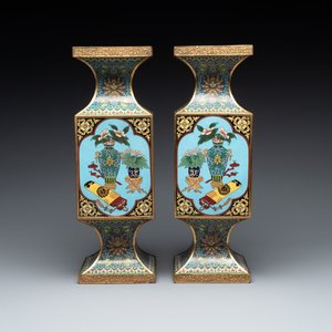A pair of fine Chinese rectangular cloisonné 'antiquities' 'gu' vases, 19/20th C. — photo 5