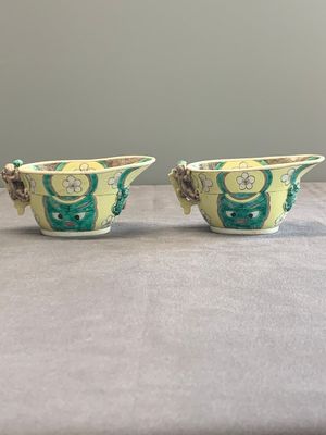 A pair of fine Chinese sancai-glazed 'Buddhist lion and chilong' libation cups, Kangxi — photo 1