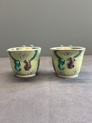 A pair of fine Chinese sancai-glazed 'Buddhist lion and chilong' libation cups, Kangxi — photo 2