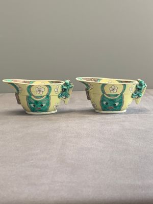 A pair of fine Chinese sancai-glazed 'Buddhist lion and chilong' libation cups, Kangxi — photo 3
