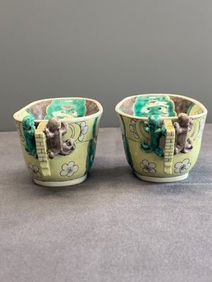A pair of fine Chinese sancai-glazed 'Buddhist lion and chilong' libation cups, Kangxi — photo 4