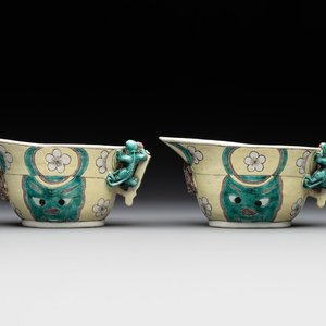 A pair of fine Chinese sancai-glazed 'Buddhist lion and chilong' libation cups, Kangxi — photo 1