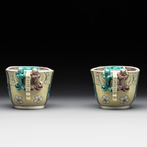 A pair of fine Chinese sancai-glazed 'Buddhist lion and chilong' libation cups, Kangxi — photo 2