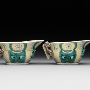 A pair of fine Chinese sancai-glazed 'Buddhist lion and chilong' libation cups, Kangxi — photo 3