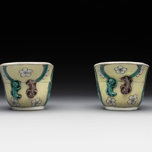 A pair of fine Chinese sancai-glazed 'Buddhist lion and chilong' libation cups, Kangxi — photo 4