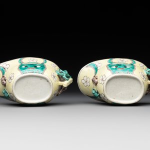 A pair of fine Chinese sancai-glazed 'Buddhist lion and chilong' libation cups, Kangxi — photo 6