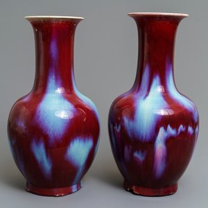 A pair of fine Chinese sang de boeuf and flambé-glazed vases, 19/20th C. — 照片 1