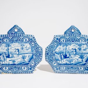 A pair of fine Dutch Delft blue and white plaques with travellers, 18th C. — 照片 1
