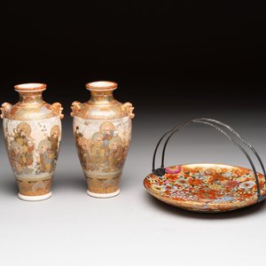 A pair of fine Japanese Satsuma vases and a 'mille-fleur' plate,  Tazawa 田沢造 and Takeda 武田 mark, Meiji, 19/20th C. — foto 1