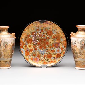 A pair of fine Japanese Satsuma vases and a 'mille-fleur' plate,  Tazawa 田沢造 and Takeda 武田 mark, Meiji, 19/20th C. — foto 2