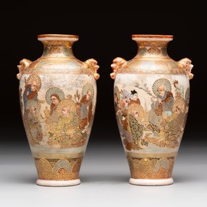 A pair of fine Japanese Satsuma vases and a 'mille-fleur' plate,  Tazawa 田沢造 and Takeda 武田 mark, Meiji, 19/20th C. — foto 5