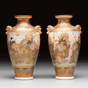 A pair of fine Japanese Satsuma vases and a 'mille-fleur' plate,  Tazawa 田沢造 and Takeda 武田 mark, Meiji, 19/20th C. — foto 7