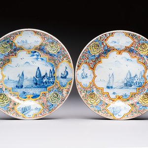 A pair of fine polychrome Dutch Delft 'Coastal View' plates, 18th C. — photo 1