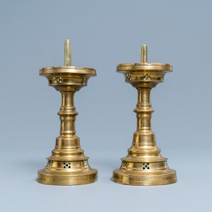 A pair of Flemish or Dutch bronze candlesticks, 15/16th C. — 照片 2