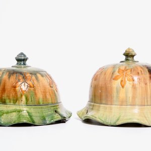 A pair of Flemish pottery jardinieres, a pair of hanging lamps and a fire basket, 20th C. — 照片 10