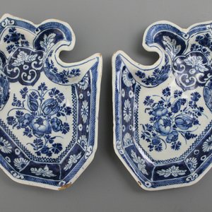 A pair of fleur-de-lys shaped Dutch Delft condiment plates, ca. 1700 — photo 1