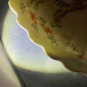 A pair of fluted Chinese Kakiemon-style dishes with tigers, Kangxi — 照片 9