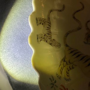 A pair of fluted Chinese Kakiemon-style dishes with tigers, Kangxi — 照片 10