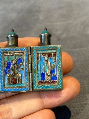 A pair of four-fold Chinese enamelled and engraved silver medicine bottles, 19th C. — 照片 3