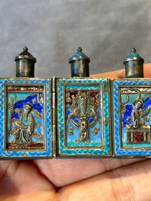 A pair of four-fold Chinese enamelled and engraved silver medicine bottles, 19th C. — 照片 4