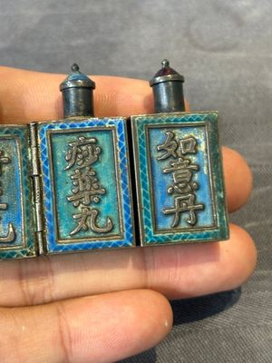 A pair of four-fold Chinese enamelled and engraved silver medicine bottles, 19th C. — 照片 5