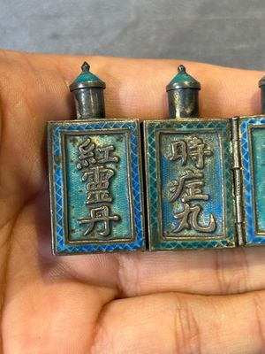 A pair of four-fold Chinese enamelled and engraved silver medicine bottles, 19th C. — 照片 6