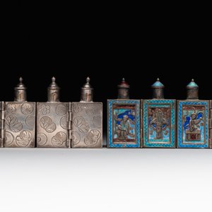 A pair of four-fold Chinese enamelled and engraved silver medicine bottles, 19th C. — 照片 2