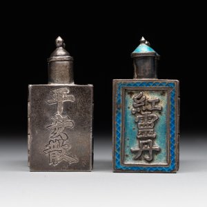 A pair of four-fold Chinese enamelled and engraved silver medicine bottles, 19th C. — 照片 3
