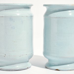 A pair of French faience Delft style albarello drug jars, Lille, 18th C. — photo 3