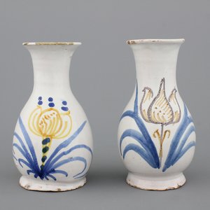 A pair of French faience Nevers small vases, 17th C. — photo 1