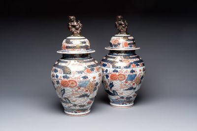 A pair of French Imari-style vases and covers with shishi finials, Samson, Paris, 19th C.