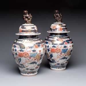 A pair of French Imari-style vases and covers with shishi finials, Samson, Paris, 19th C. — photo 1