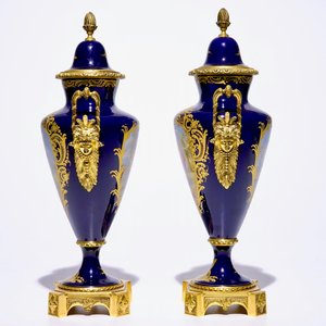 A pair of French ormolu-mounted covered vases in Sèvres style, France, 20th C. — 照片 2