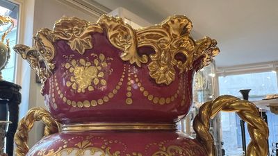 A pair of French parcel-gilt polychrome pink-ground porcelain potpourri vases, Jacob Petit, Paris, 19th C. — photo 15