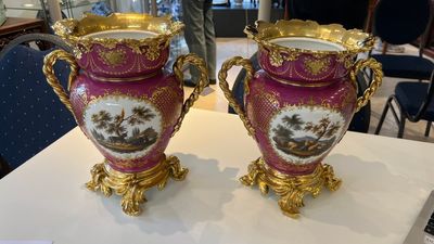 A pair of French parcel-gilt polychrome pink-ground porcelain potpourri vases, Jacob Petit, Paris, 19th C. — photo 7