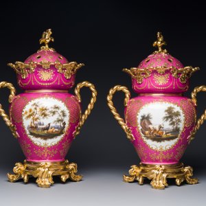 A pair of French parcel-gilt polychrome pink-ground porcelain potpourri vases, Jacob Petit, Paris, 19th C. — photo 2