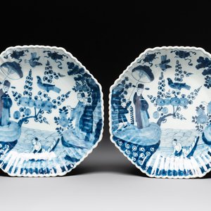 A pair of gadrooned blue and white Dutch Delft chinoiserie dishes, 18th C. — photo 1