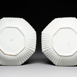 A pair of gadrooned blue and white Dutch Delft chinoiserie dishes, 18th C. — photo 2