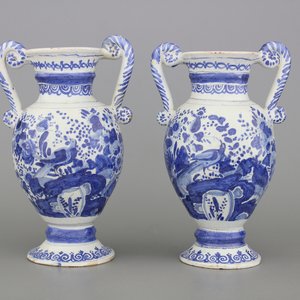 A pair of German Cologne Delftware blue and white altar vases, 17th C. — 照片 1